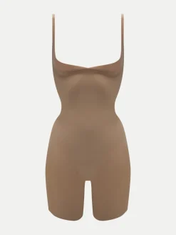 Body med shaping effekt og shorts - Nude