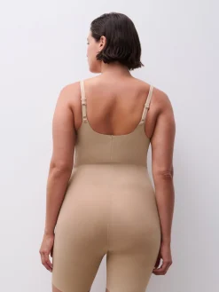 Body med shaping effekt og shorts - Nude